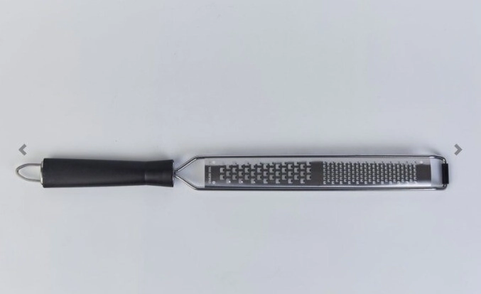 RALLADOR DE MANO CON MANGO NEGRO