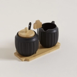 SET DE AZUCARERA Y LECHERA NEGRA CON BASE BAMBOO PORCELANA