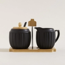 SET DE AZUCARERA Y LECHERA NEGRA CON BASE BAMBOO PORCELANA