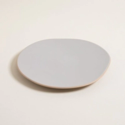 PLATO PLAYO 27 CM MONASTIR GRIS CON BORDE NATURAL SATINADO