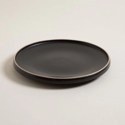 PLATO PLAYO 25,5 CM TOZEUR NEGRO CON BORDE NATURAL SATINADO