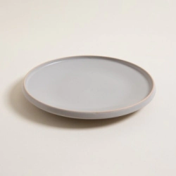 PLATO PLAYO 25,5 CM TOZEUR GRIS CON BORDE NATURAL SATINADO