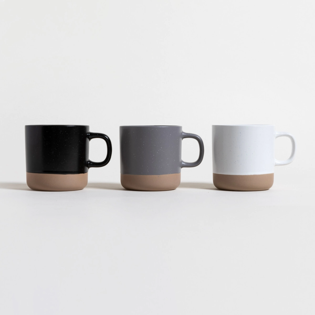 JARRO MUG 368 CC RECTO NEGRO BASE BEIGE SATINADO
