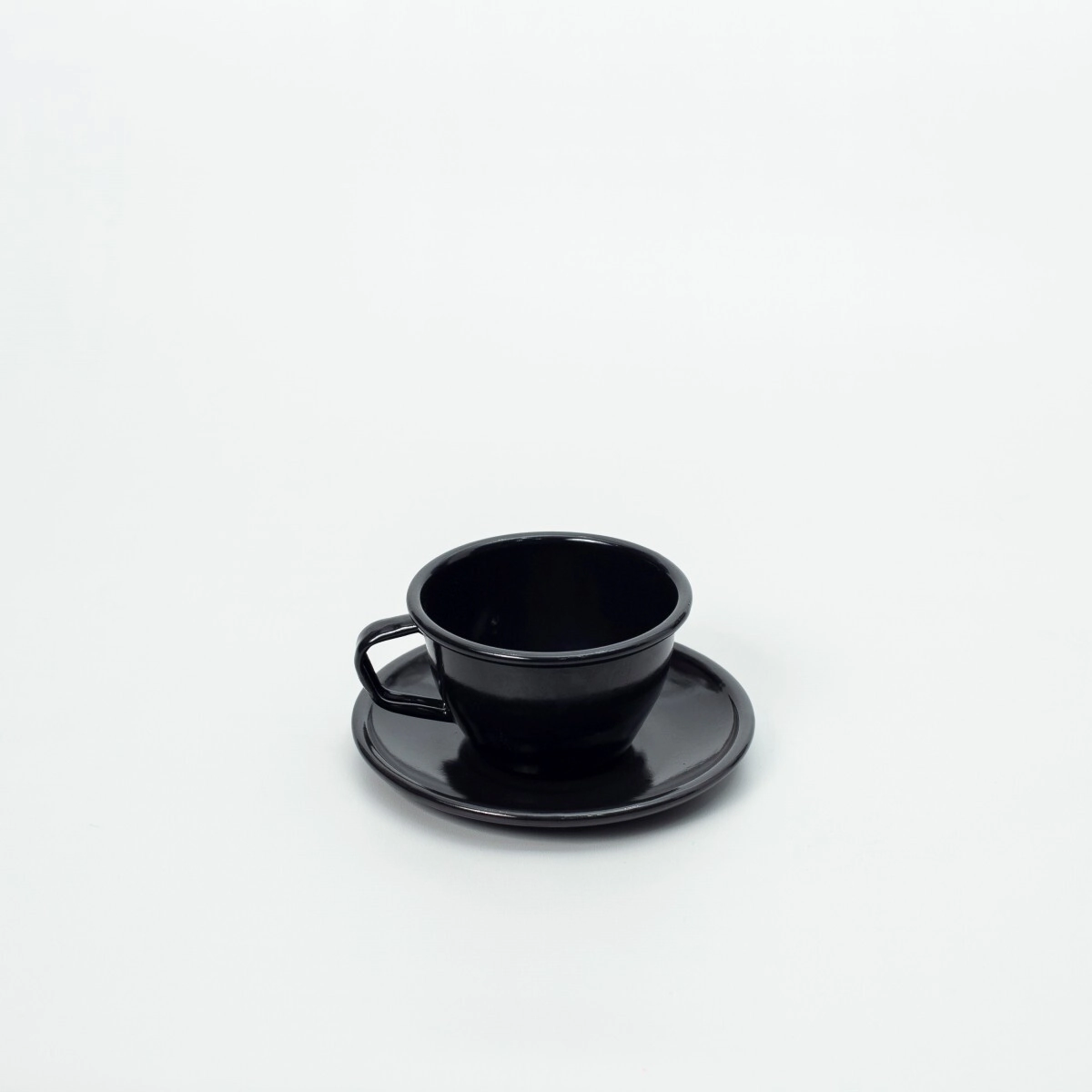 TAZA DE DESAYUNO CON PLATO NEGRA ENLOZADA