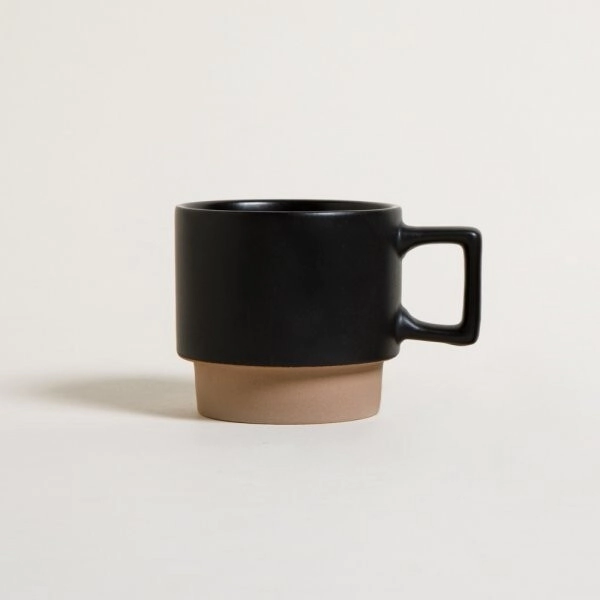 JARRO MUG 325 ML NEGRO CON BASE MARRON CON DETALLES