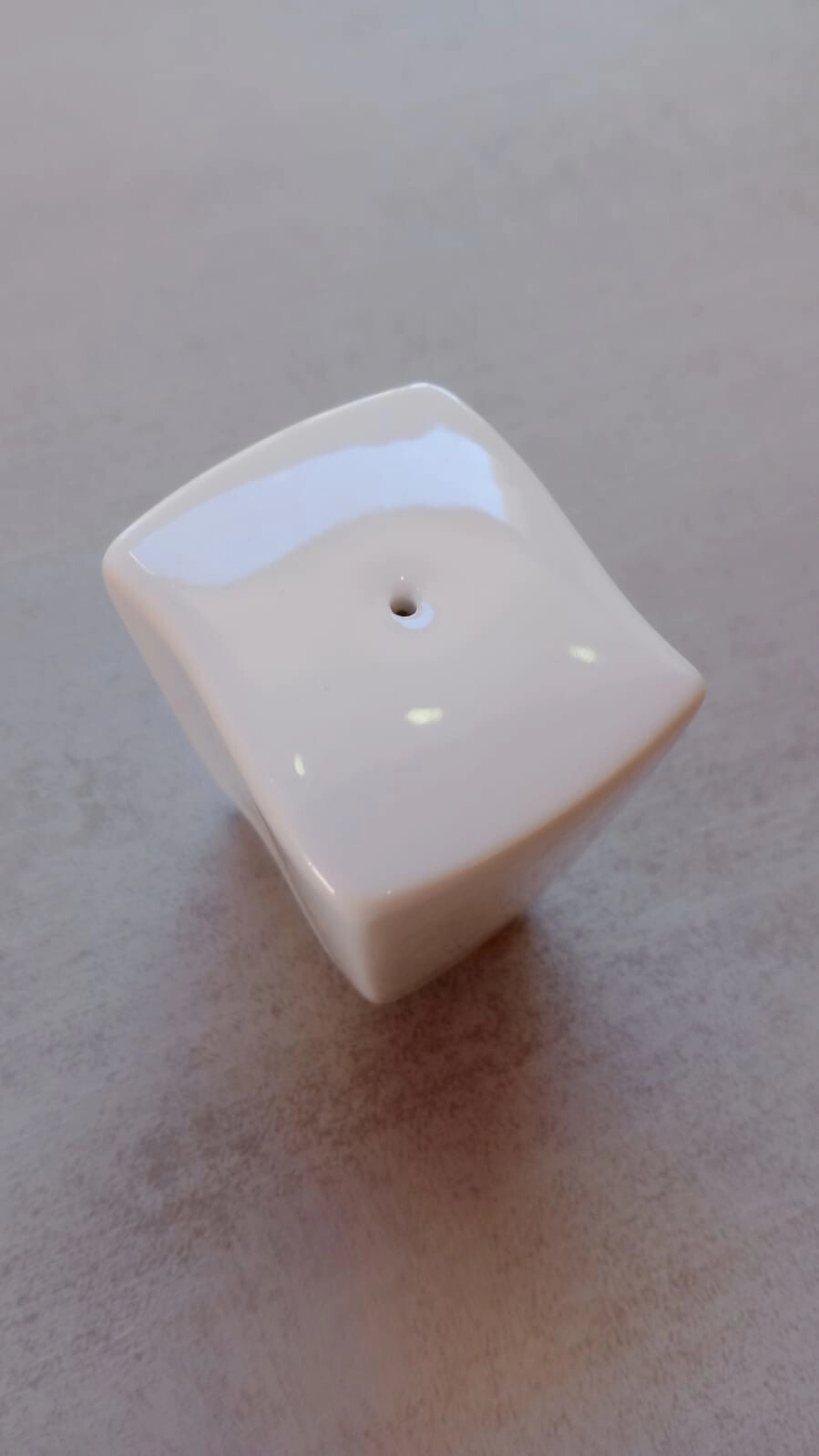 PIMENTERO DE CERAMICA BLANCO ONDULADO 5 X 6 CM