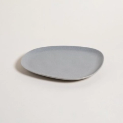 PLATO PLAYO 28 X 24 CM IRREGULAR ISPARTA GRIS GRANITE