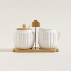 SET DE AZUCARERA Y LECHERA BLANCA CON BASE DE BAMBOO PORCELANA