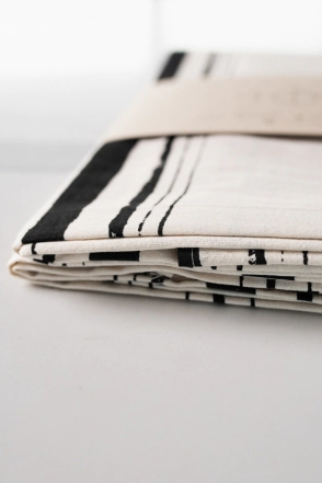 MANTEL TUSOR ESTAMPADO RAYAS 1,4 X 2,5 MTS NEGRO