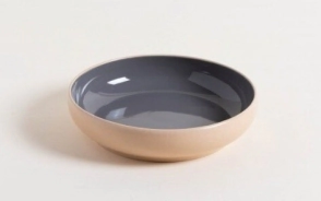 PLATO HONDO 19 CM KORBA GRIS OSCURO BRILLANTE CON BASE NATURAL