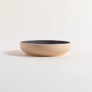 PLATO HONDO 19 CM KORBA GRIS OSCURO BRILLANTE CON BASE NATURAL