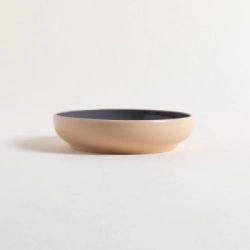 PLATO HONDO 19 CM KORBA GRIS OSCURO BRILLANTE CON BASE NATURAL