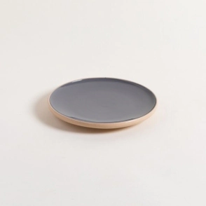 PLATO POSTRE 20 CM KORBA GRIS OSCURO BRILLANTE CON BASE NATURAL