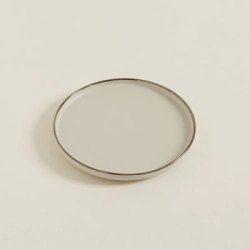 PLATO PLAYO 27 CM SINGAPUR BEIGE CON BORDE PELTRE CERAMICA