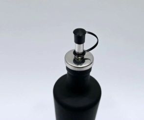 ACEITERA REDONDA DE VIDRIO CON PICO NEGRA 515 ML