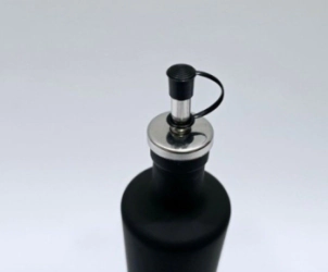 ACEITERA REDONDA DE VIDRIO CON PICO NEGRA 315 ML