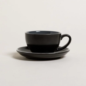 TAZA DESAYUNO 280 ML CON PLATO BARISTA NEGRA INTERIOR GRIS