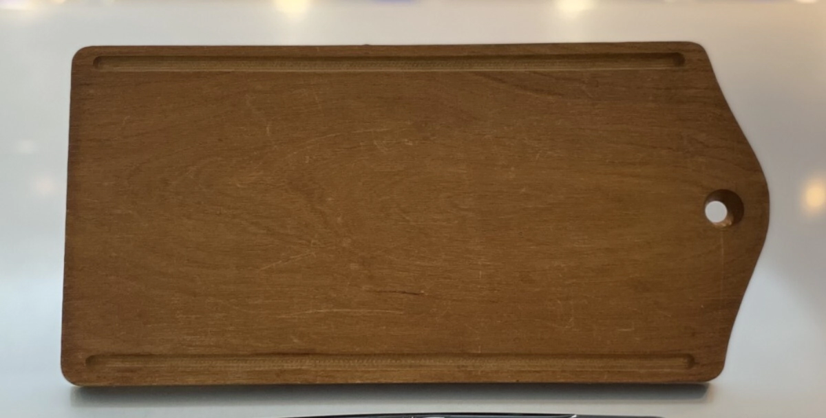 TABLA RECTANGULAR DE MADERA DE 25 x 50 CM C/RANURA LUSTRADA