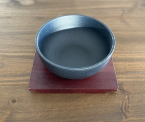 CAZUELA FUNDICION 17 CM CON TABLA DE MADERA